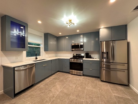 Stylish 1-Bedroom Apartment with Full Kitchen, In-Unit Laundry & Outdoor Deck - Utilities Included - Photo 6