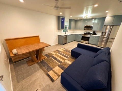Stylish 1-Bedroom Apartment with Full Kitchen, In-Unit Laundry & Outdoor Deck - Utilities Included - Photo 3