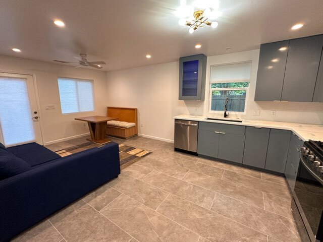 Stylish 1-Bedroom Apartment with Full Kitchen, In-Unit Laundry & Outdoor Deck - Utilities Included - Photo 5