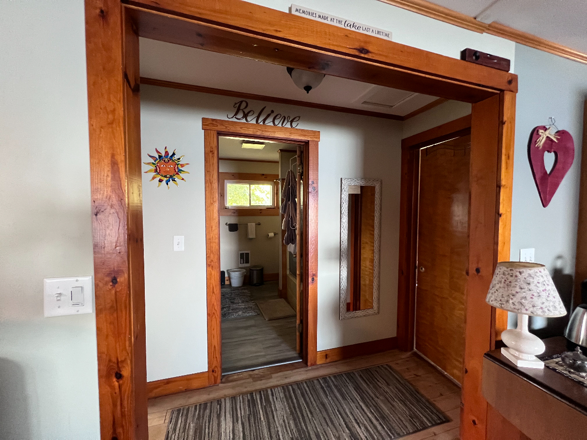 Peaceful Lakeview Home Perfect for Travel Professionals - Photo 3