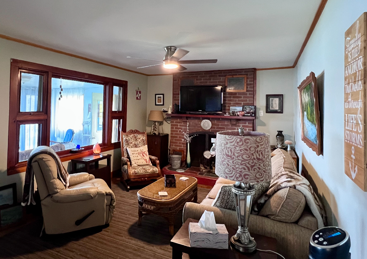 Peaceful Lakeview Home Perfect for Travel Professionals - Photo 2