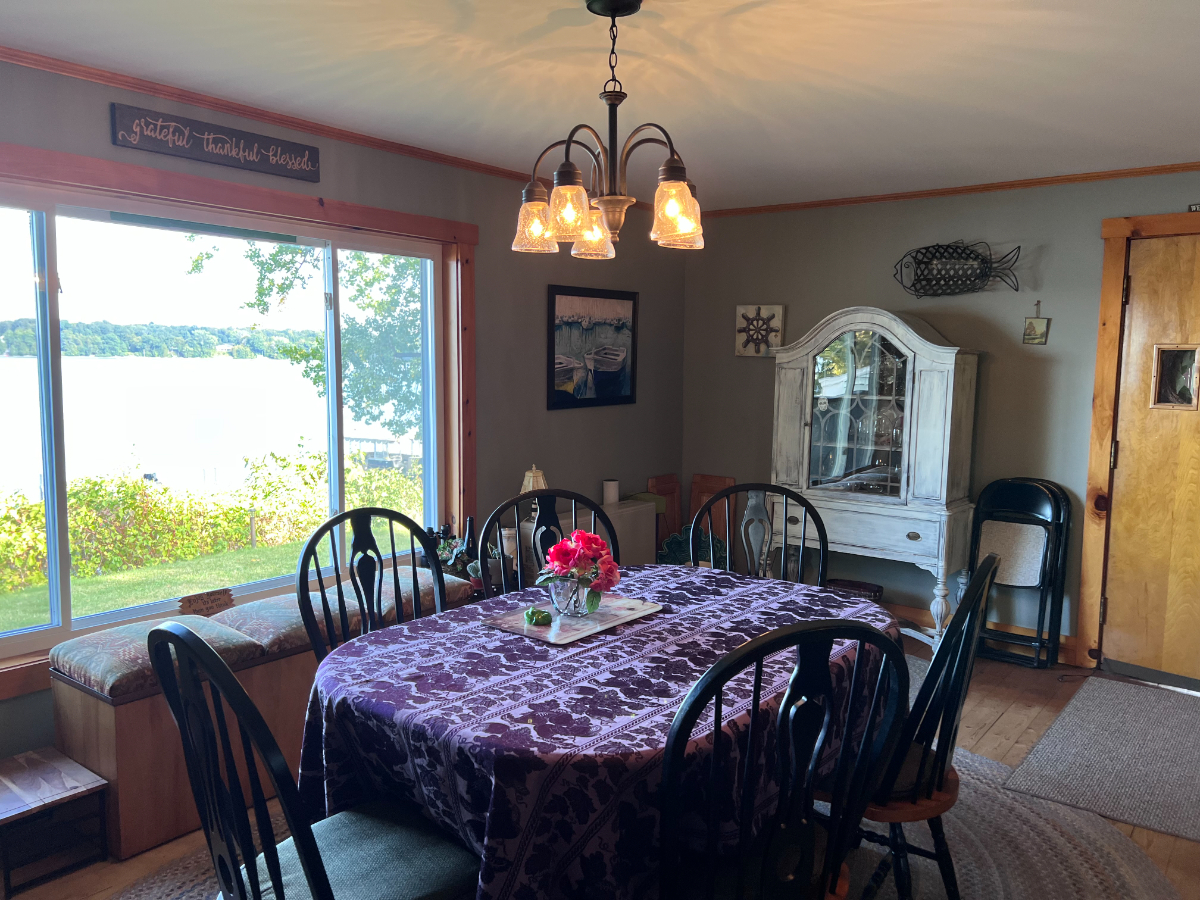 Peaceful Lakeview Home Perfect for Travel Professionals - Photo 4