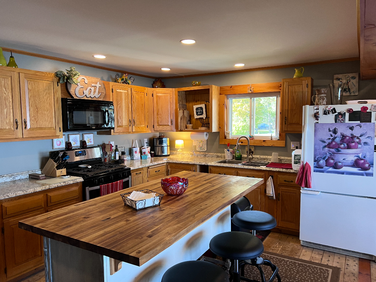 Peaceful Lakeview Home Perfect for Travel Professionals - Photo 5