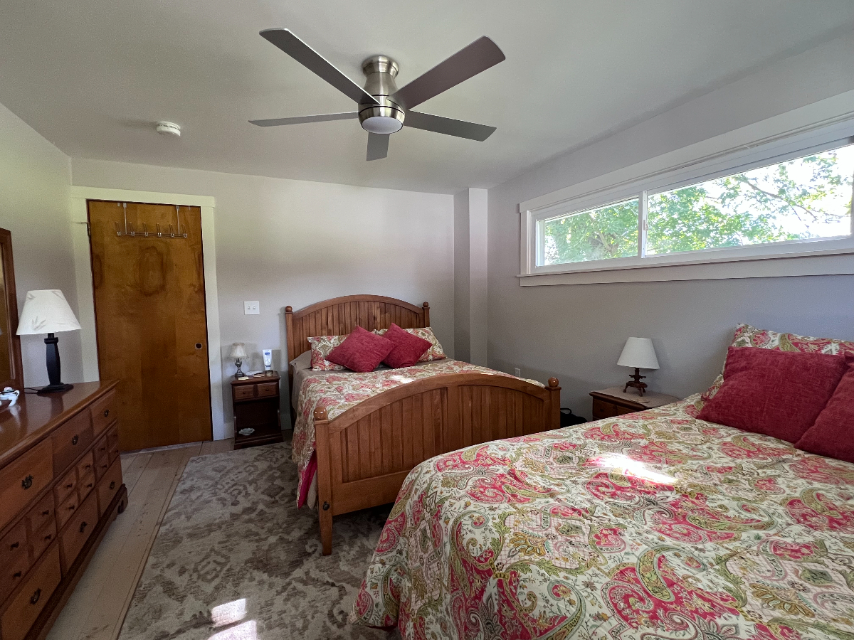 Peaceful Lakeview Home Perfect for Travel Professionals - Photo 10