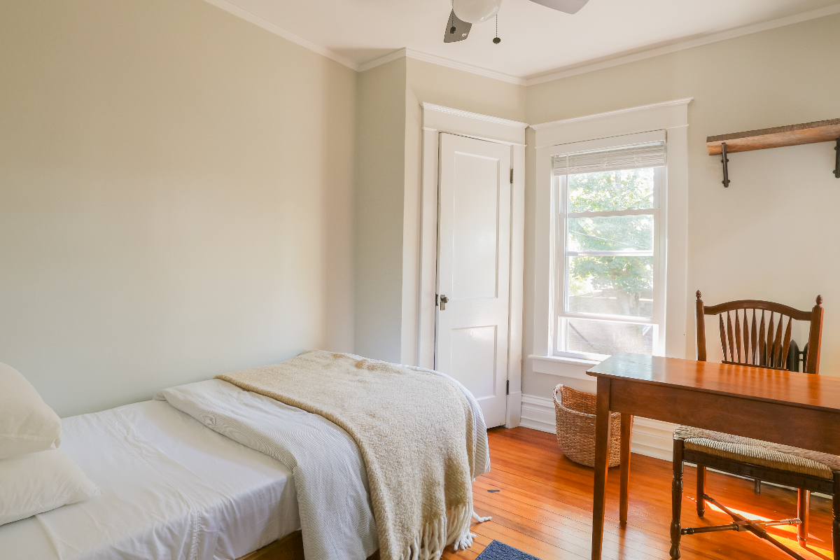 Cozy Newburgh 3 bed 2 bath house with private backyard - Photo 2