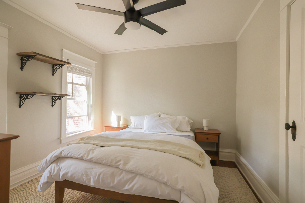 Cozy Newburgh 3 bed 2 bath house with private backyard - Photo 3