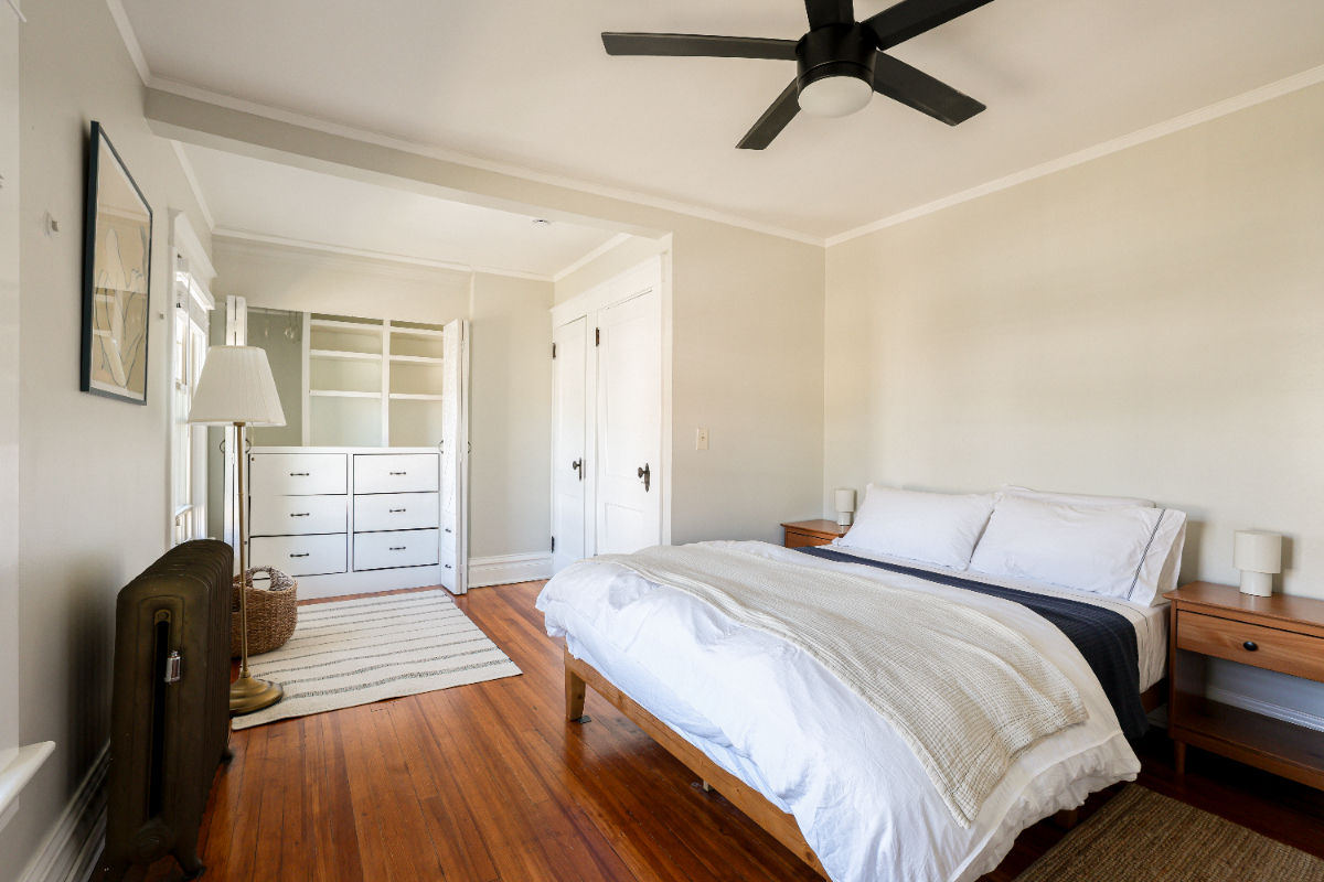 Cozy Newburgh 3 bed 2 bath house with private backyard - Photo 4