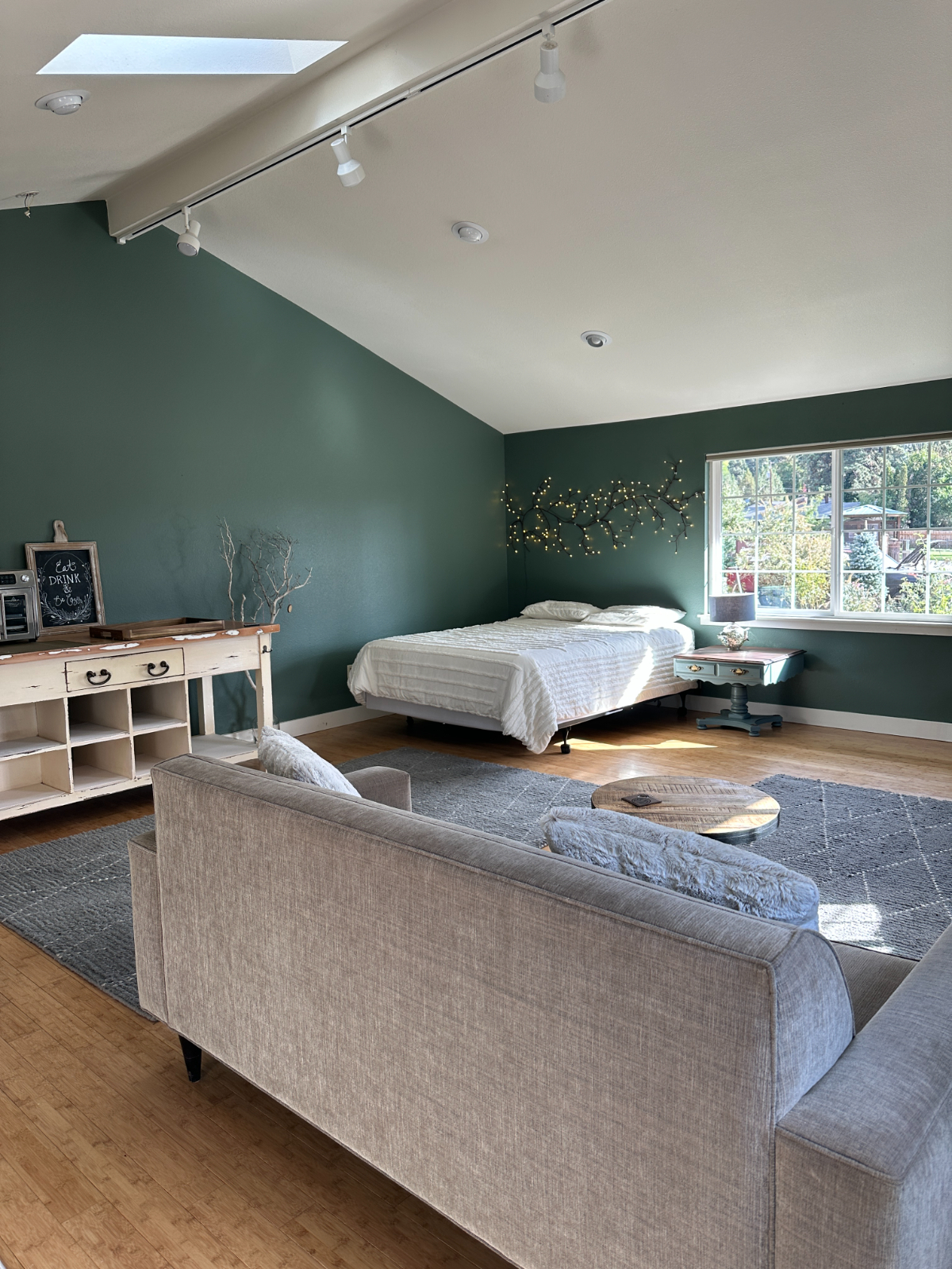 Huge, bright Private Room with beautiful Park Views. - Photo 3