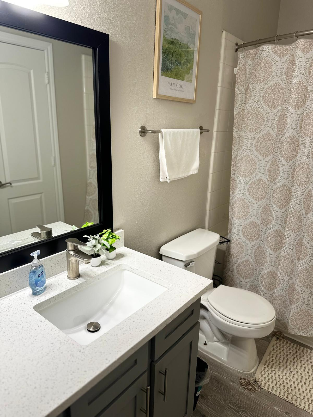 Comfortable 2BR Getaway Close to The Woodlands - Photo 3