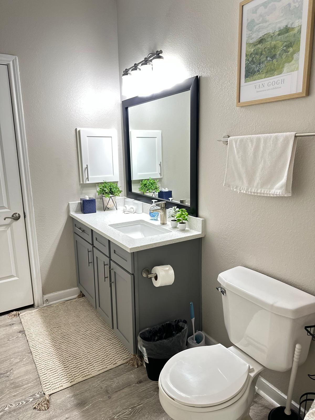 Comfortable 2BR Getaway Close to The Woodlands - Photo 5