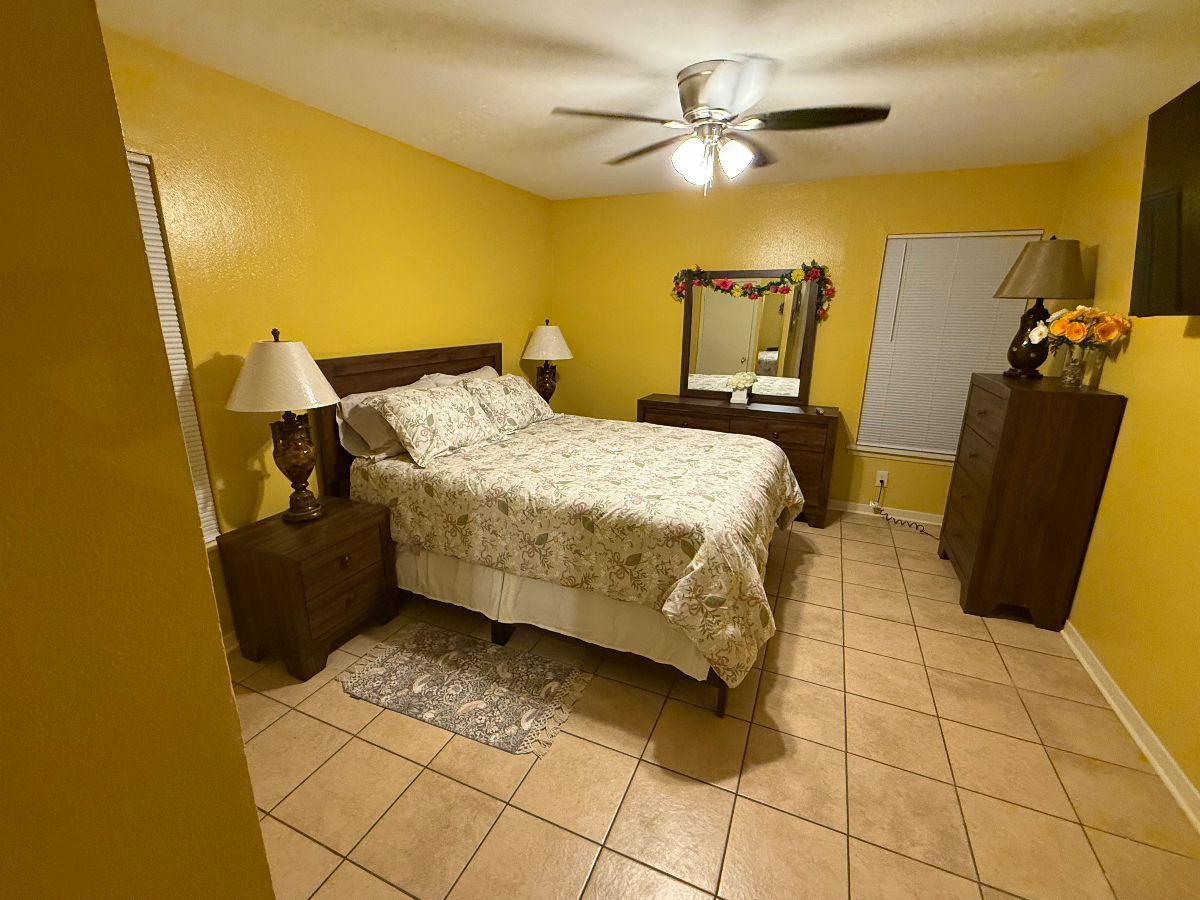 Charming Cozy 3 BR/2BA home with Vintage Vibes - Photo 3