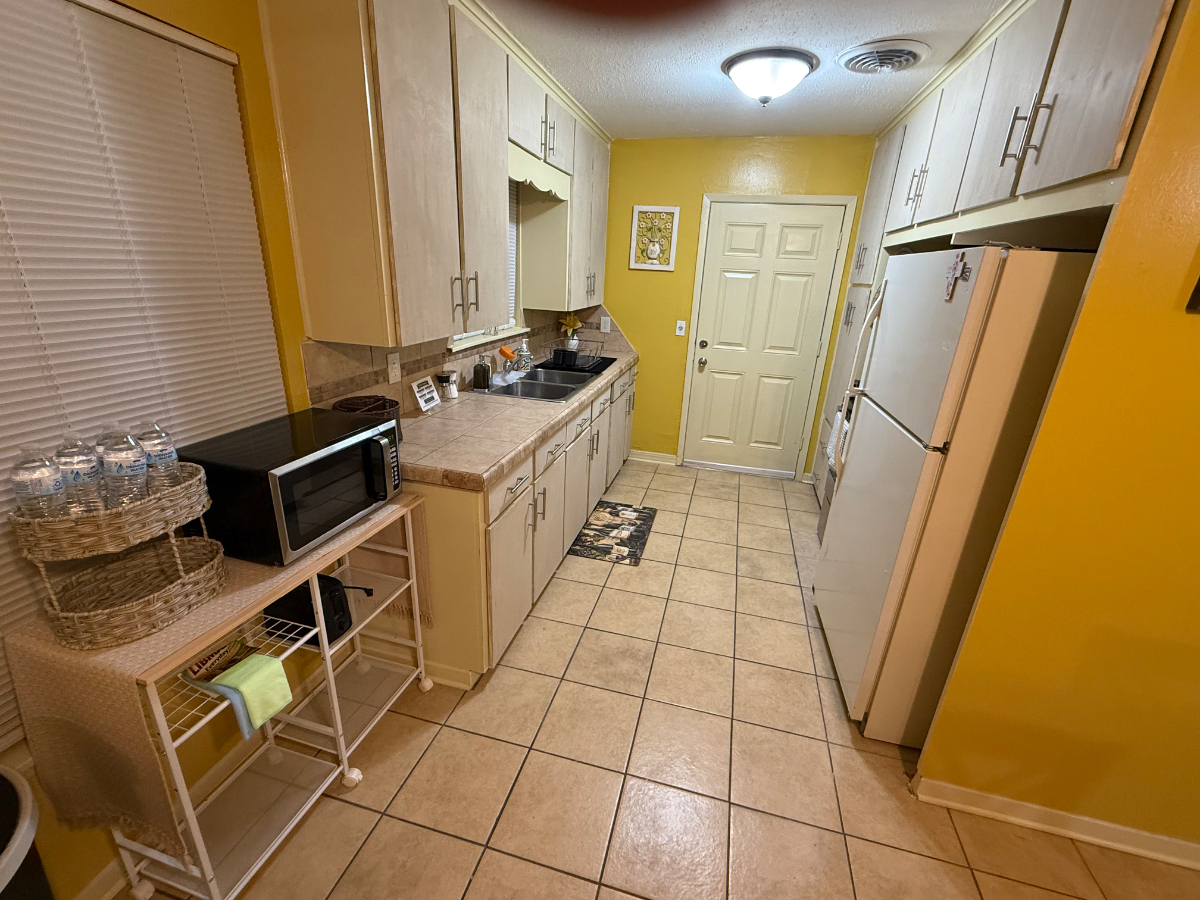 Charming Cozy 3 BR/2BA home with Vintage Vibes - Photo 4