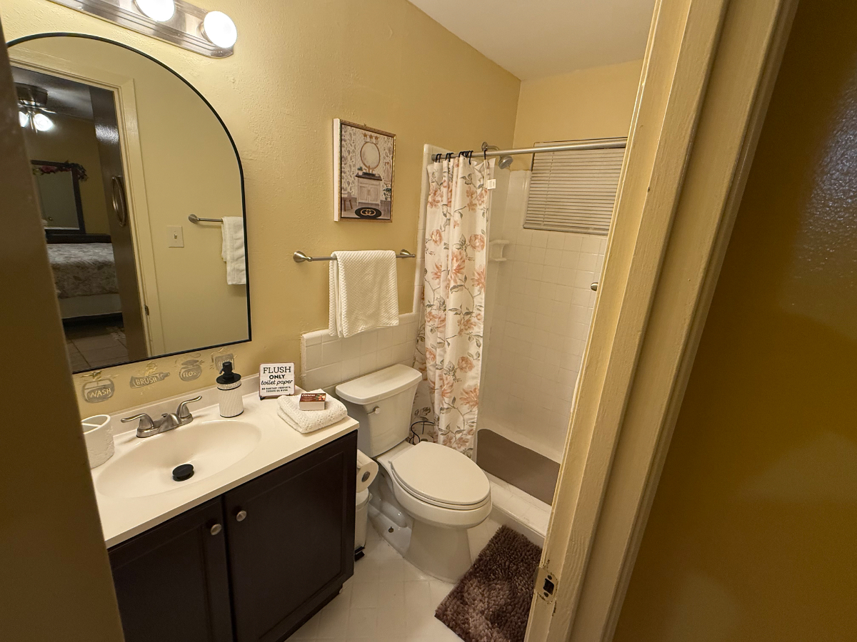 Charming Cozy 3 BR/2BA home with Vintage Vibes - Photo 5