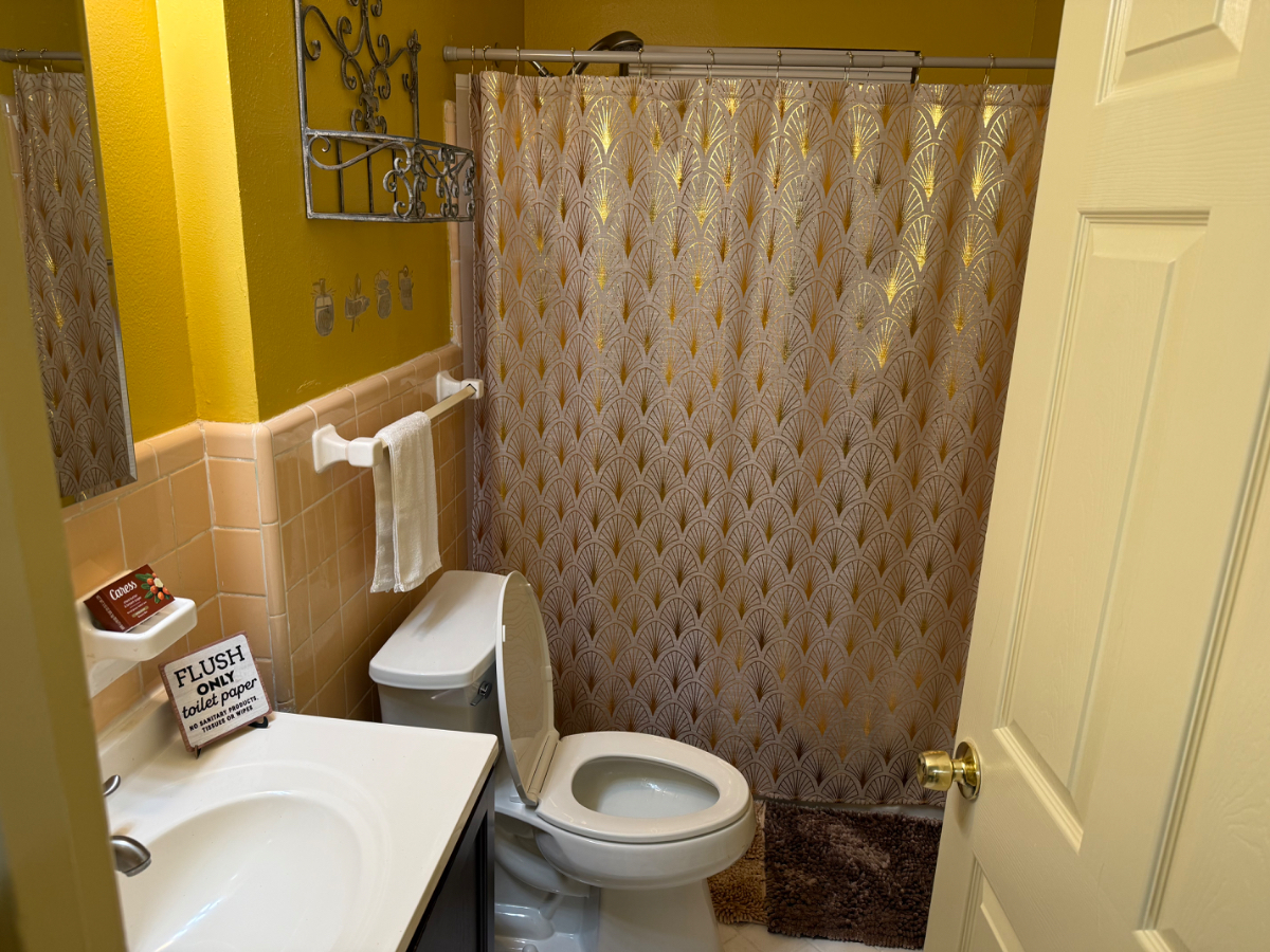 Charming Cozy 3 BR/2BA home with Vintage Vibes - Photo 6