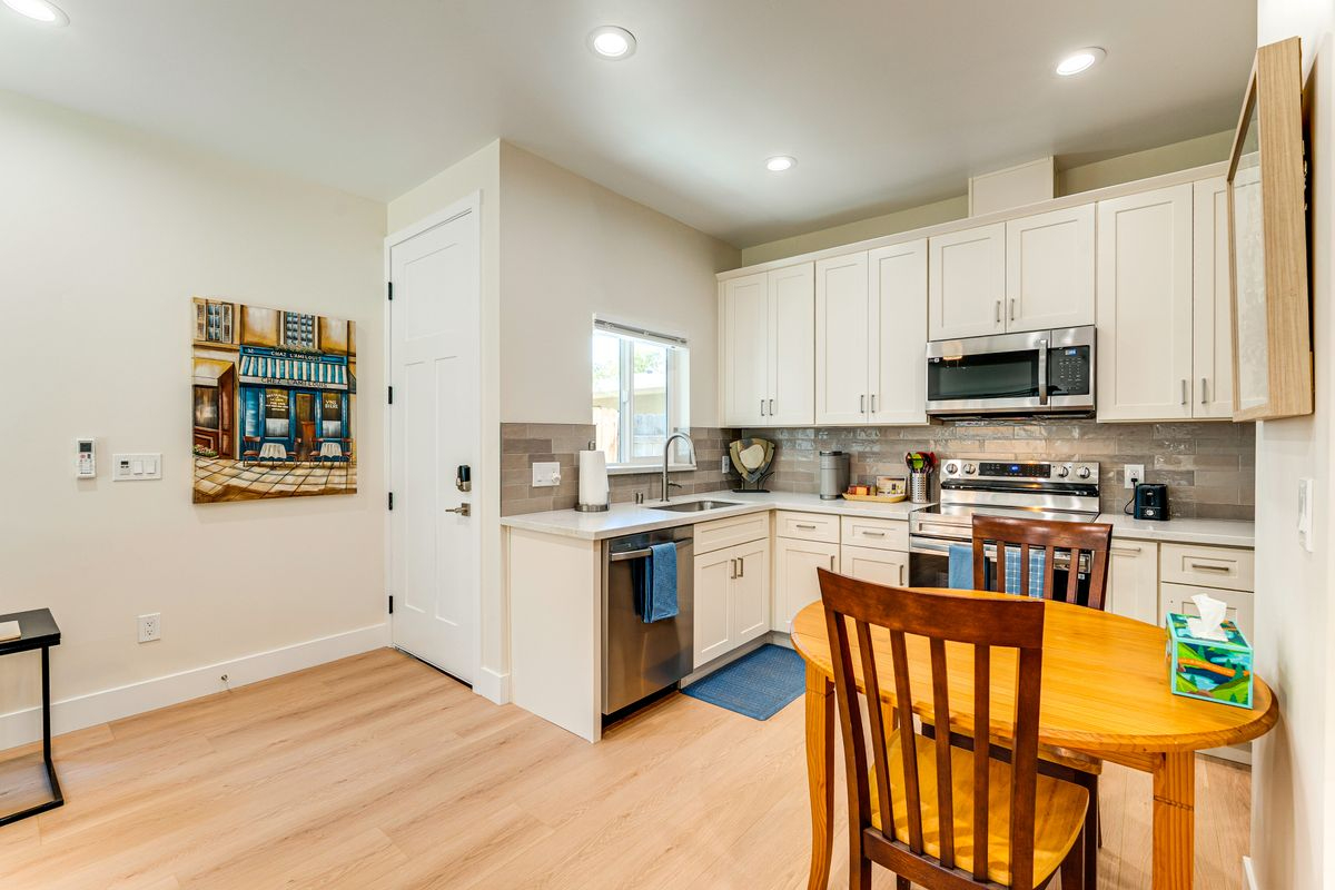 Davis Home - Photo 3