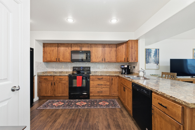 Luxury Townhome-AC, W/D, Garage, 1 Dog OK - Photo 4