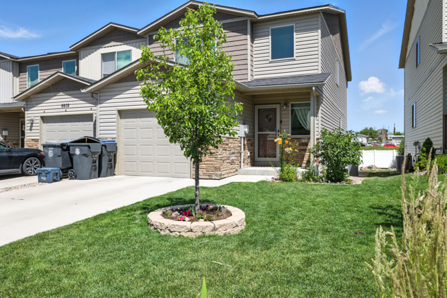 Luxury Townhome-AC, W/D, Garage, 1 Dog OK - Photo 1