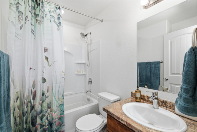Luxury Townhome-AC, W/D, Garage, 1 Dog OK - Photo 11