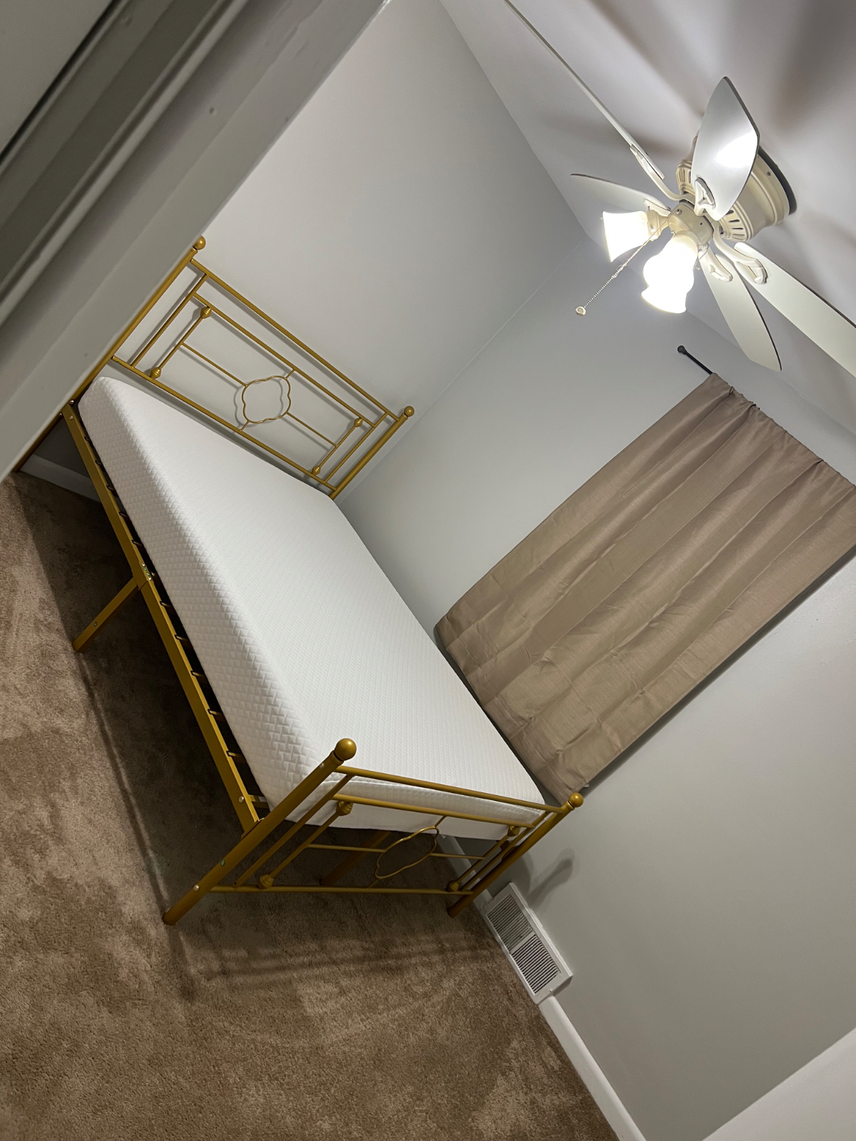 Luxurious and budget friendly shared three bedroom HOME in a quiet and friendly neighborhood. Ideal  - Photo 2
