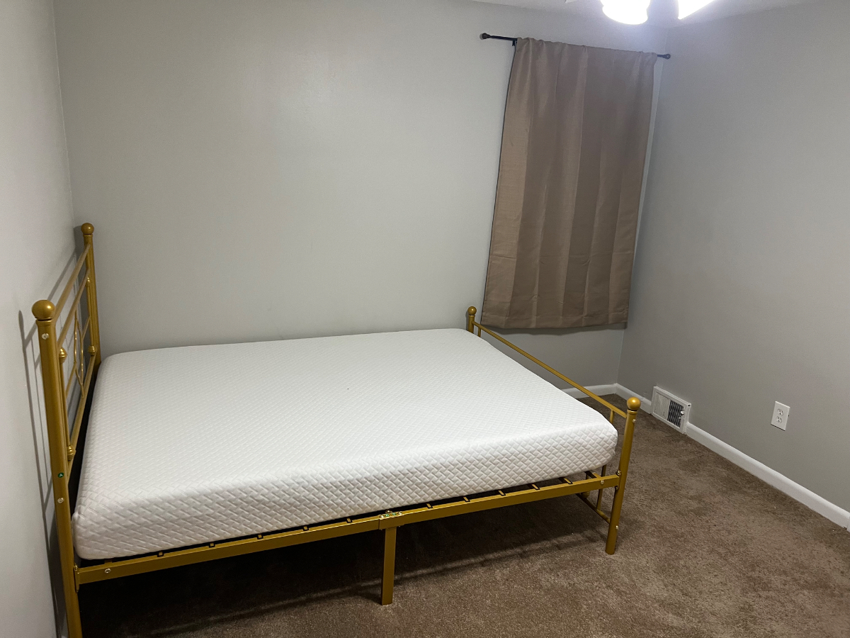 Luxurious and budget friendly shared three bedroom HOME in a quiet and friendly neighborhood. Ideal  - Photo 4