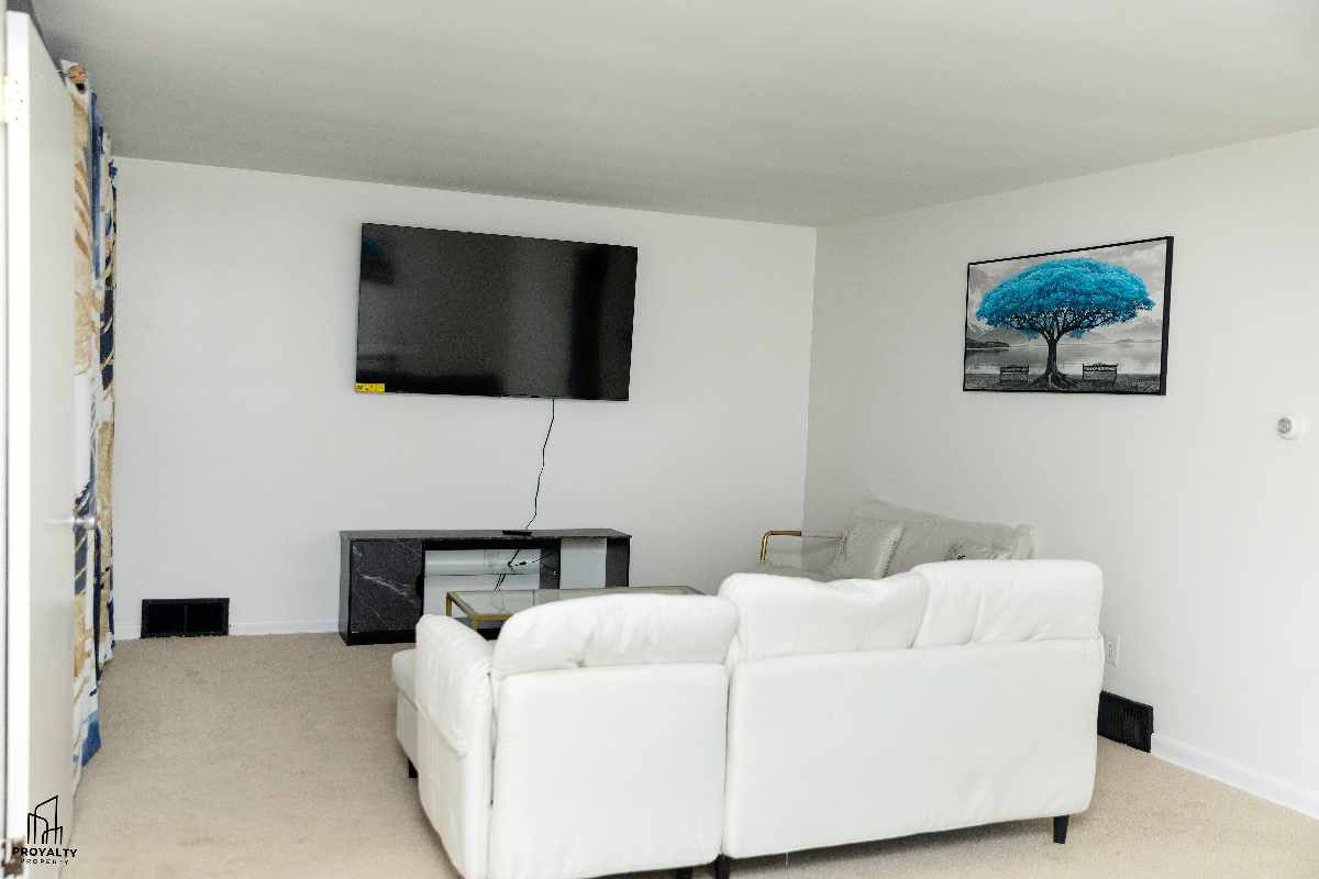 Luxurious and budget friendly shared three bedroom HOME in a quiet and friendly neighborhood. Ideal  - Photo 5