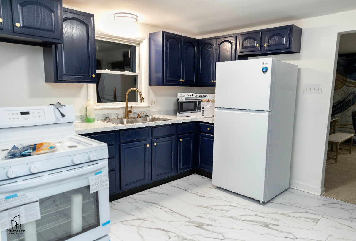 Luxurious and budget friendly shared three bedroom HOME in a quiet and friendly neighborhood. Ideal  - Photo 3