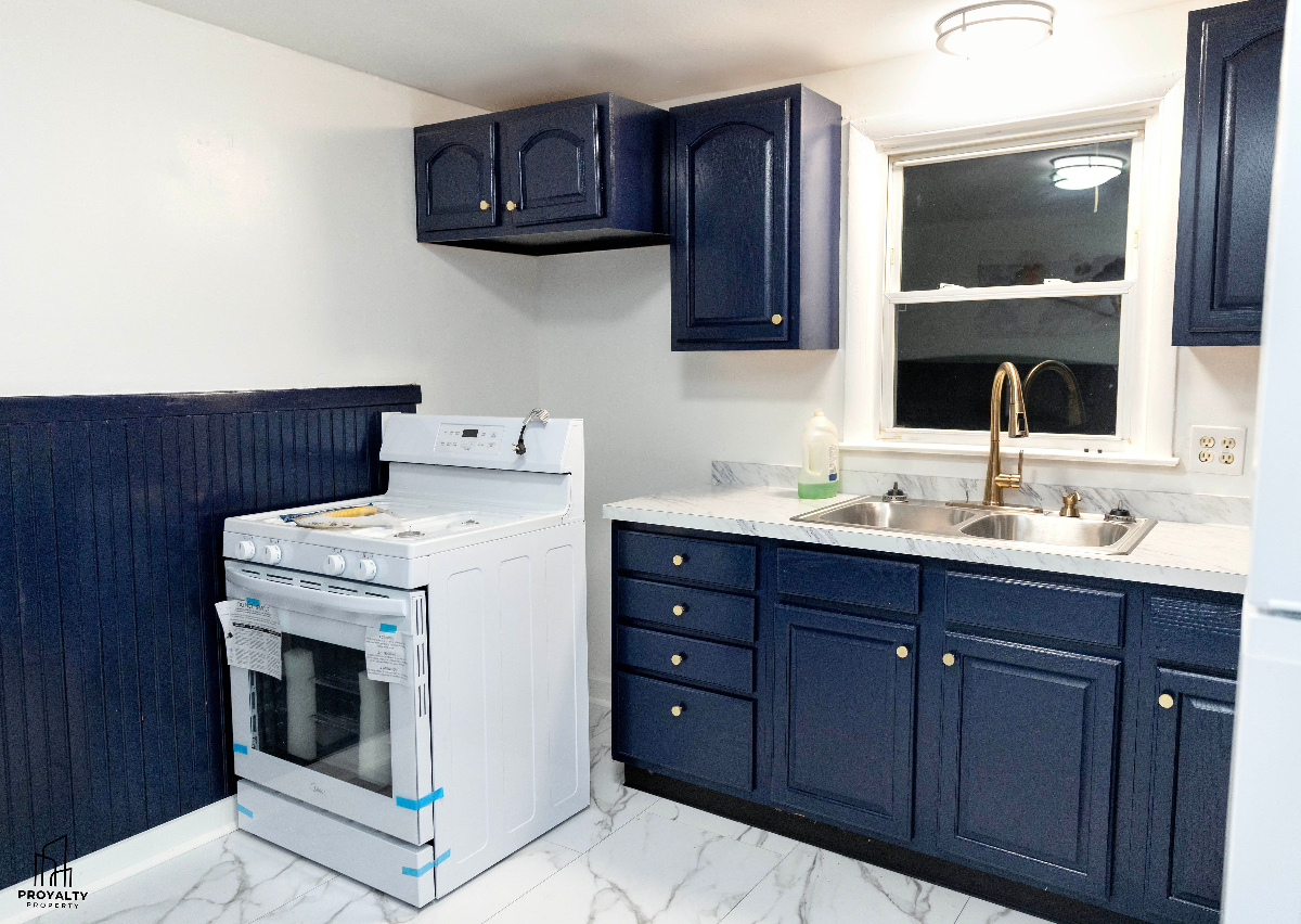 Luxurious and budget friendly shared three bedroom HOME in a quiet and friendly neighborhood. Ideal  - Photo 7