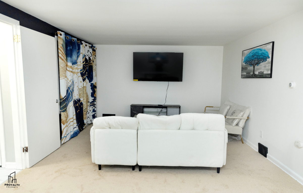 Luxurious and budget friendly shared three bedroom HOME in a quiet and friendly neighborhood. Ideal  - Photo 8