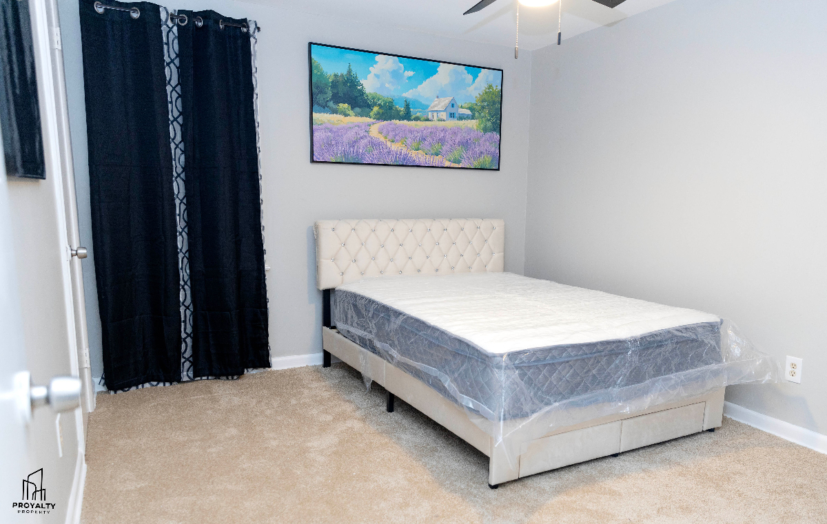 Luxurious and budget friendly shared three bedroom HOME in a quiet and friendly neighborhood. Ideal  - Photo 10