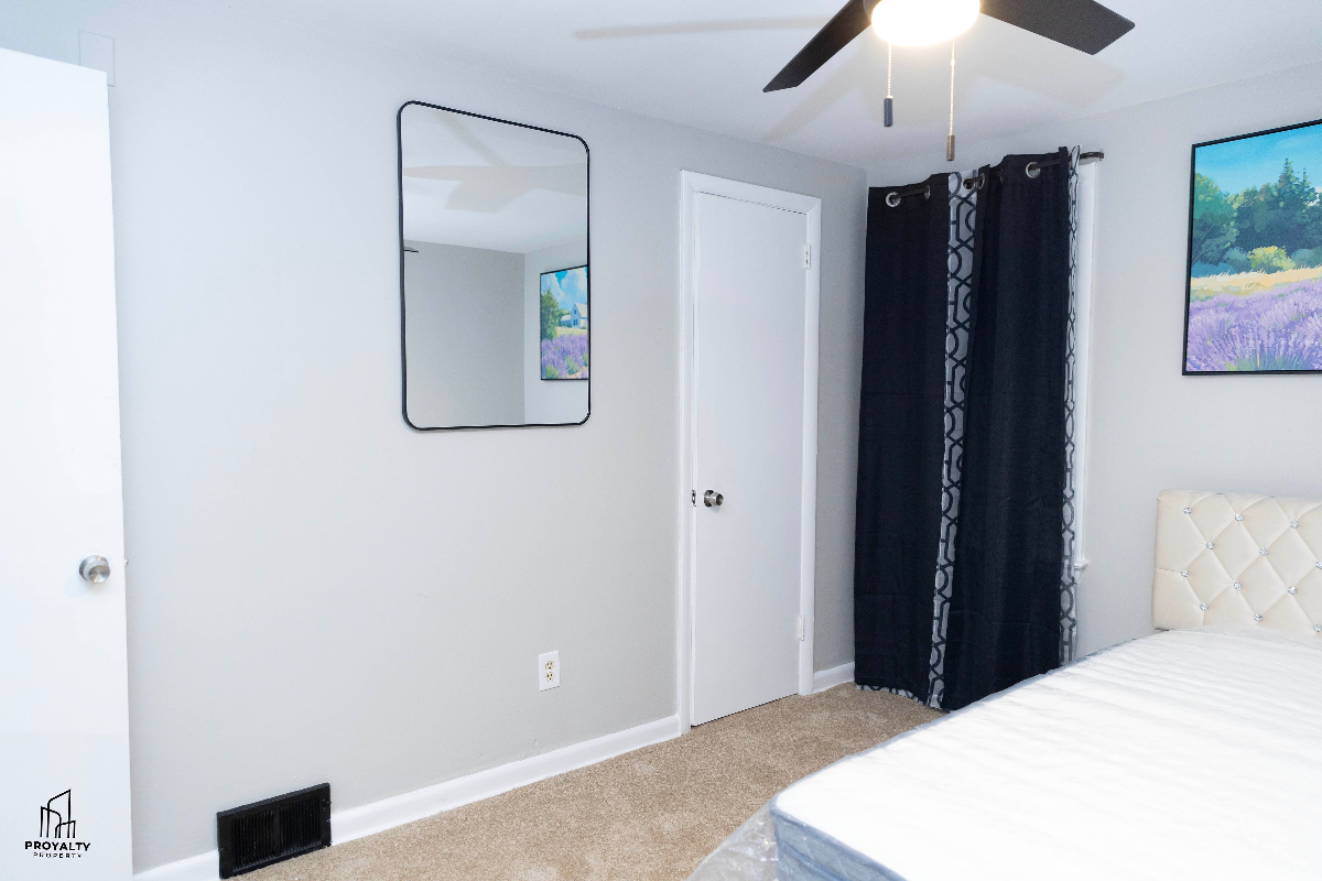 Luxurious and budget friendly shared three bedroom HOME in a quiet and friendly neighborhood. Ideal  - Photo 11