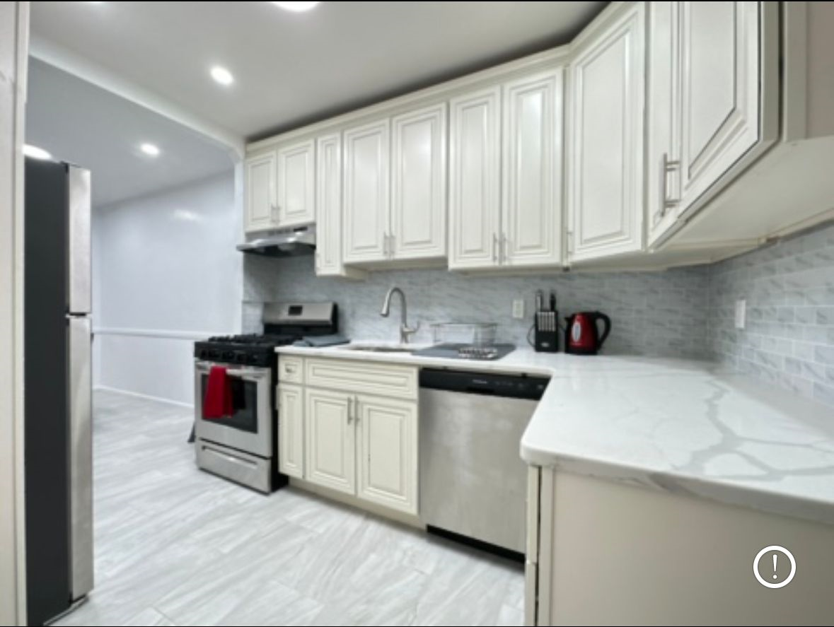 Spacious Room With Brand-New Furniture In Prime Brooklyn Location Near Major Hospitals - Photo 4