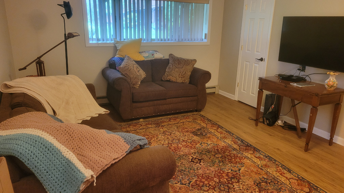 Charming Suite w/ Private Bath & Living Area in Spacious Townhouse -- New City's Prime Location - Photo 1