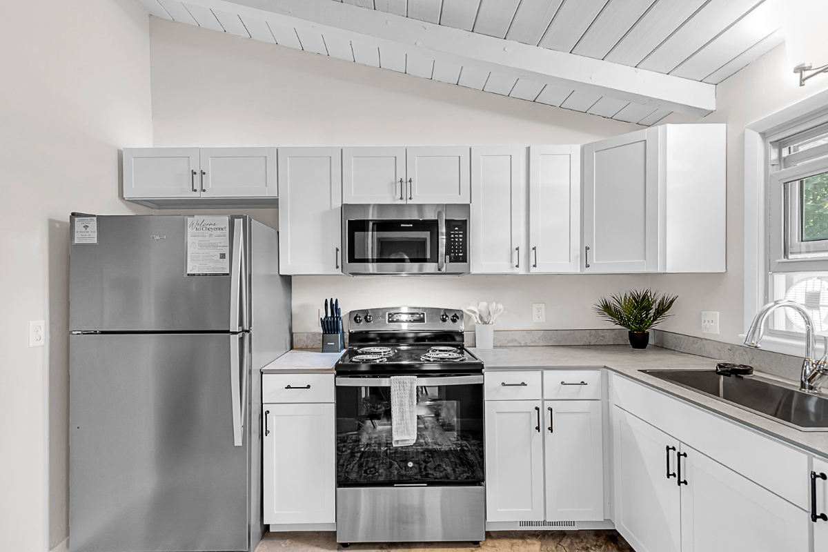 Bright Cozy 2BR Avenue's Gem w/ King Bed, New Kitchen, & Off Street Parking - Villas1 - Photo 6