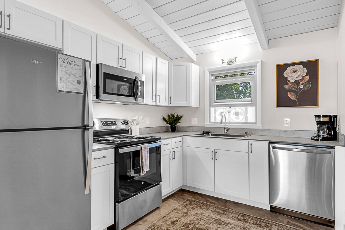 Bright Cozy 2BR Avenue's Gem w/ King Bed, New Kitchen, & Off Street Parking - Villas1 - Photo 2