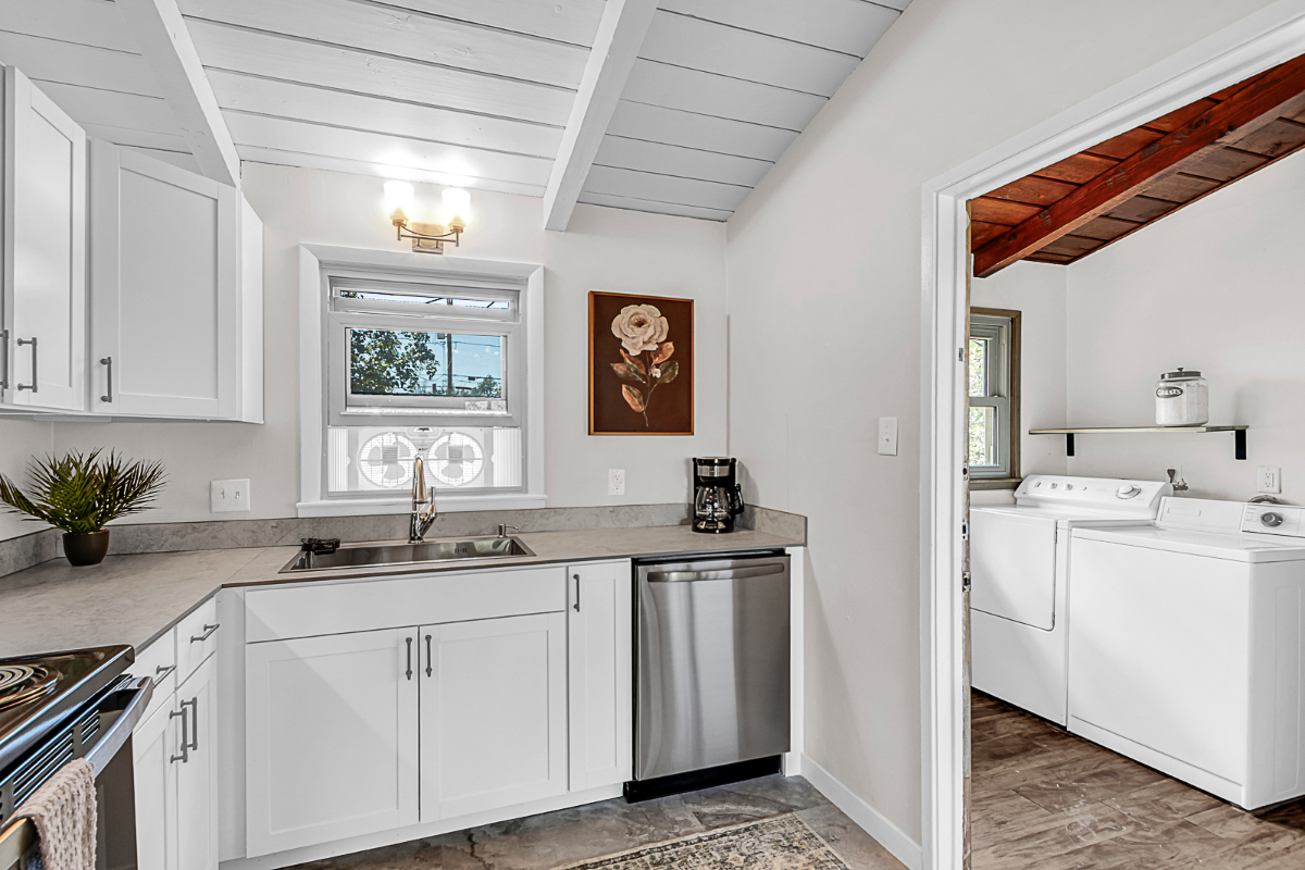 Bright Cozy 2BR Avenue's Gem w/ King Bed, New Kitchen, & Off Street Parking - Villas1 - Photo 7