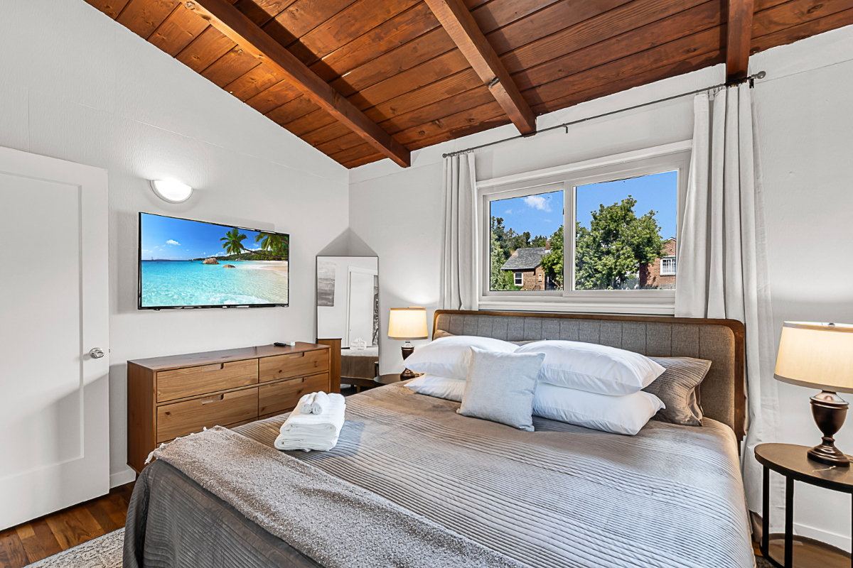 Bright Cozy 2BR Avenue's Gem w/ King Bed, New Kitchen, & Off Street Parking - Villas1 - Photo 8