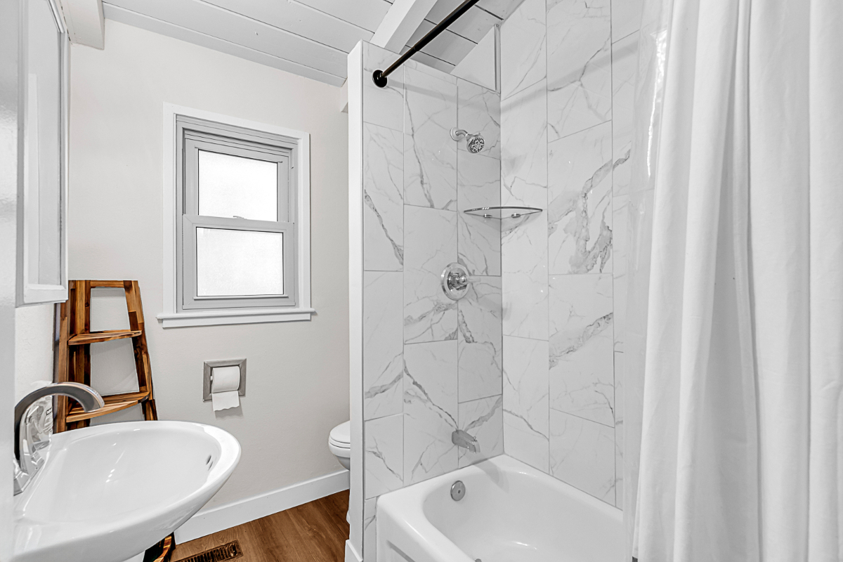 Bright Cozy 2BR Avenue's Gem w/ King Bed, New Kitchen, & Off Street Parking - Villas1 - Photo 10