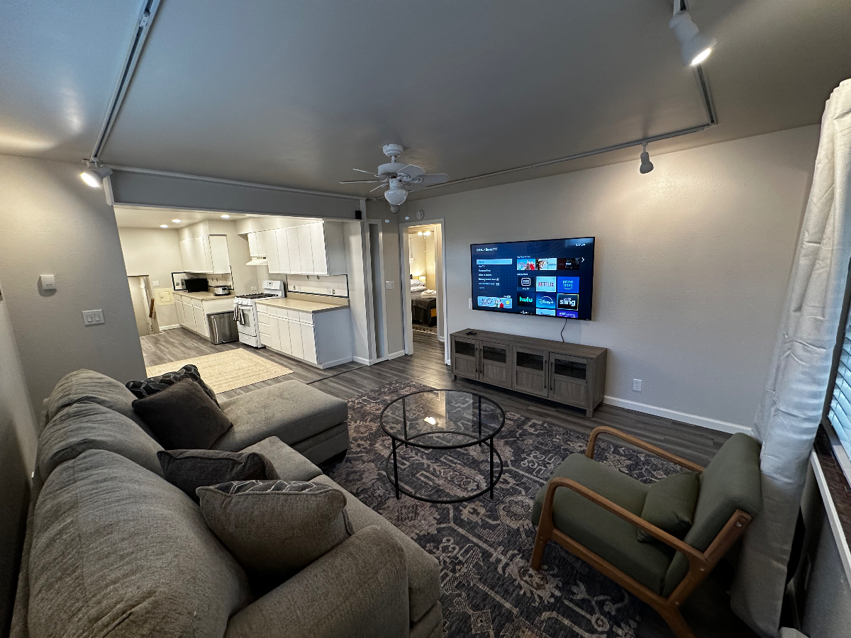 Perfect Crew House - 4BR 2 Bath | King Beds | Attached Garage & Laundry x2 - Quick Access to i80 & D - Photo 10