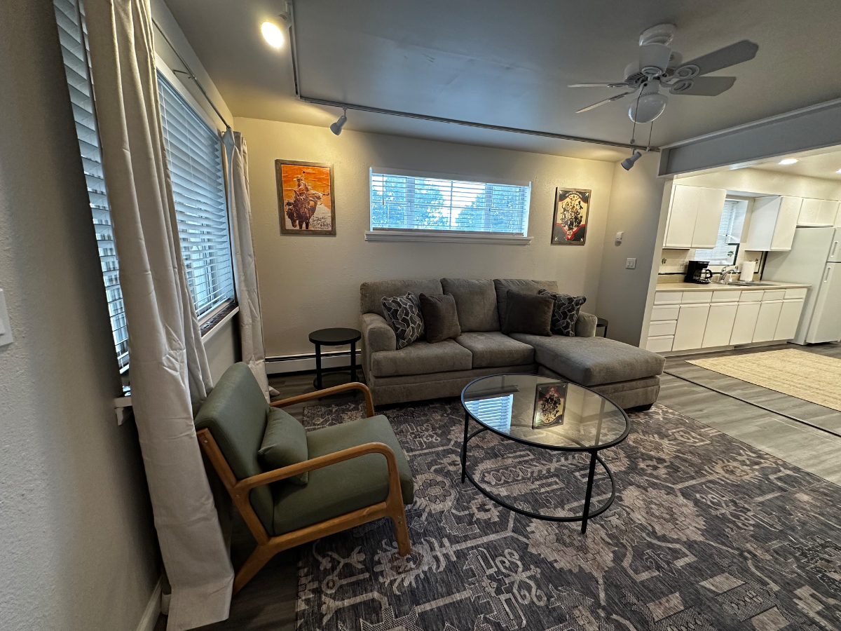 Perfect Crew House - 4BR 2 Bath | King Beds | Attached Garage & Laundry x2 - Quick Access to i80 & D - Photo 1