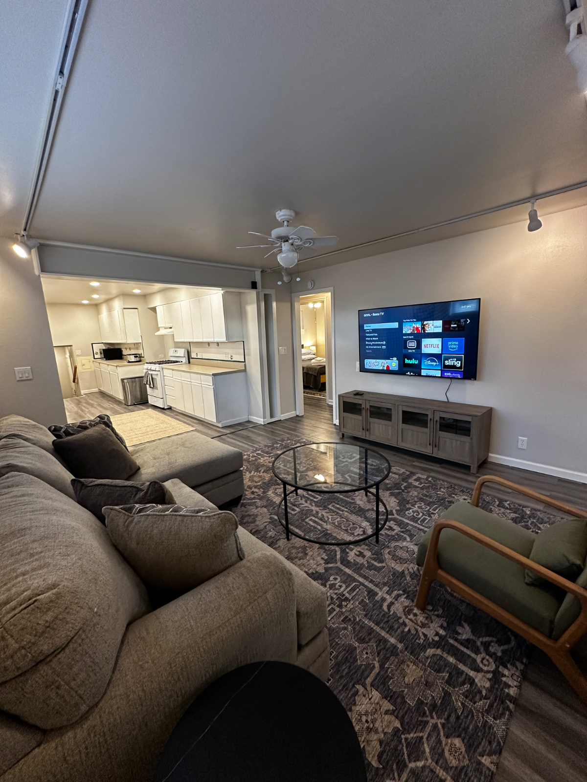 Perfect Crew House - 4BR 2 Bath | King Beds | Attached Garage & Laundry x2 - Quick Access to i80 & D - Photo 9