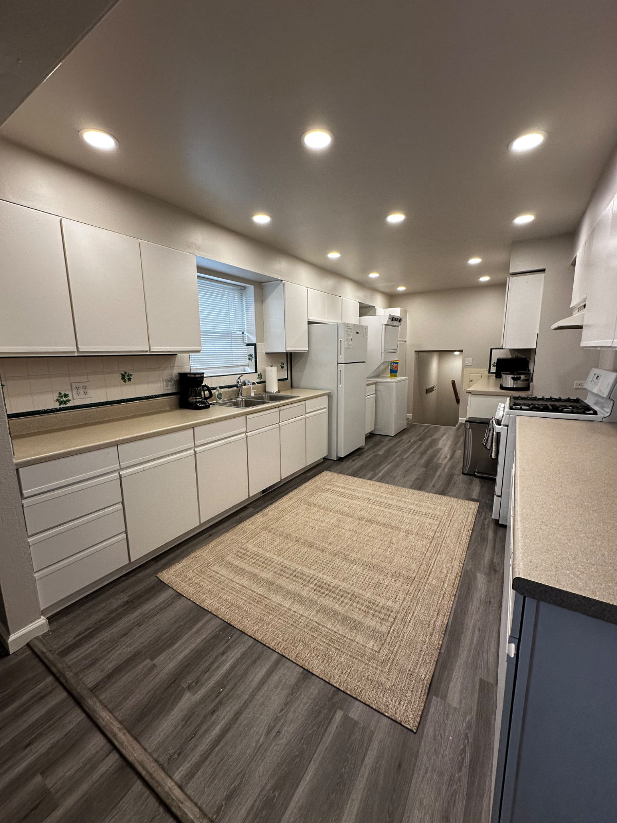 Perfect Crew House - 4BR 2 Bath | King Beds | Attached Garage & Laundry x2 - Quick Access to i80 & D - Photo 3