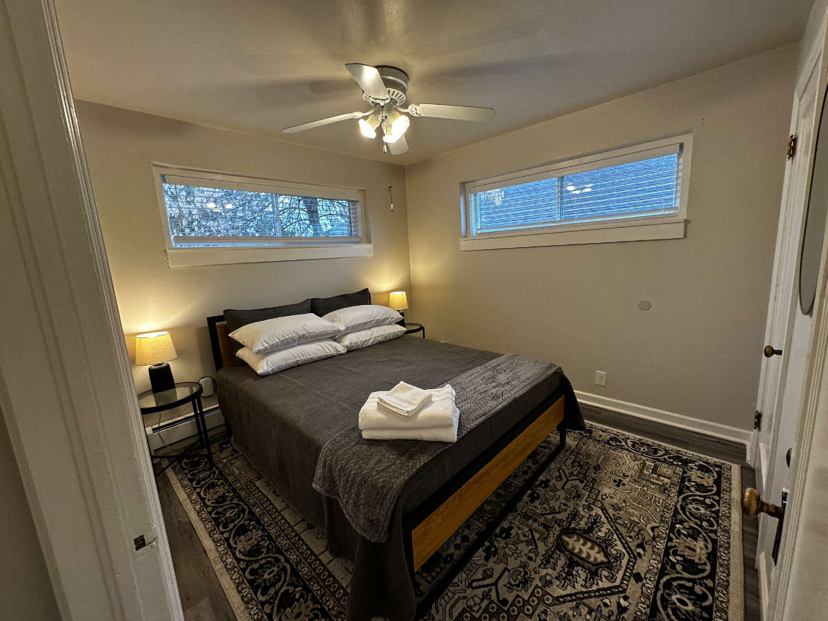 Perfect Crew House - 4BR 2 Bath | King Beds | Attached Garage & Laundry x2 - Quick Access to i80 & D - Photo 4