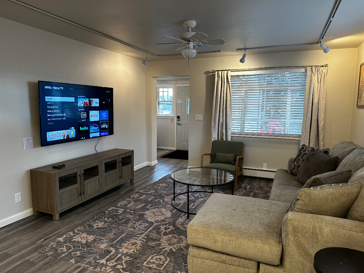 Perfect Crew House - 4BR 2 Bath | King Beds | Attached Garage & Laundry x2 - Quick Access to i80 & D - Photo 11