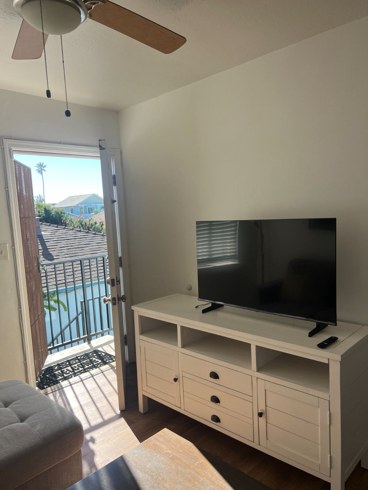 Cute 1-Bedroom Beach Apartment-One Block to the beach-Parking (Conchita) - Photo 1