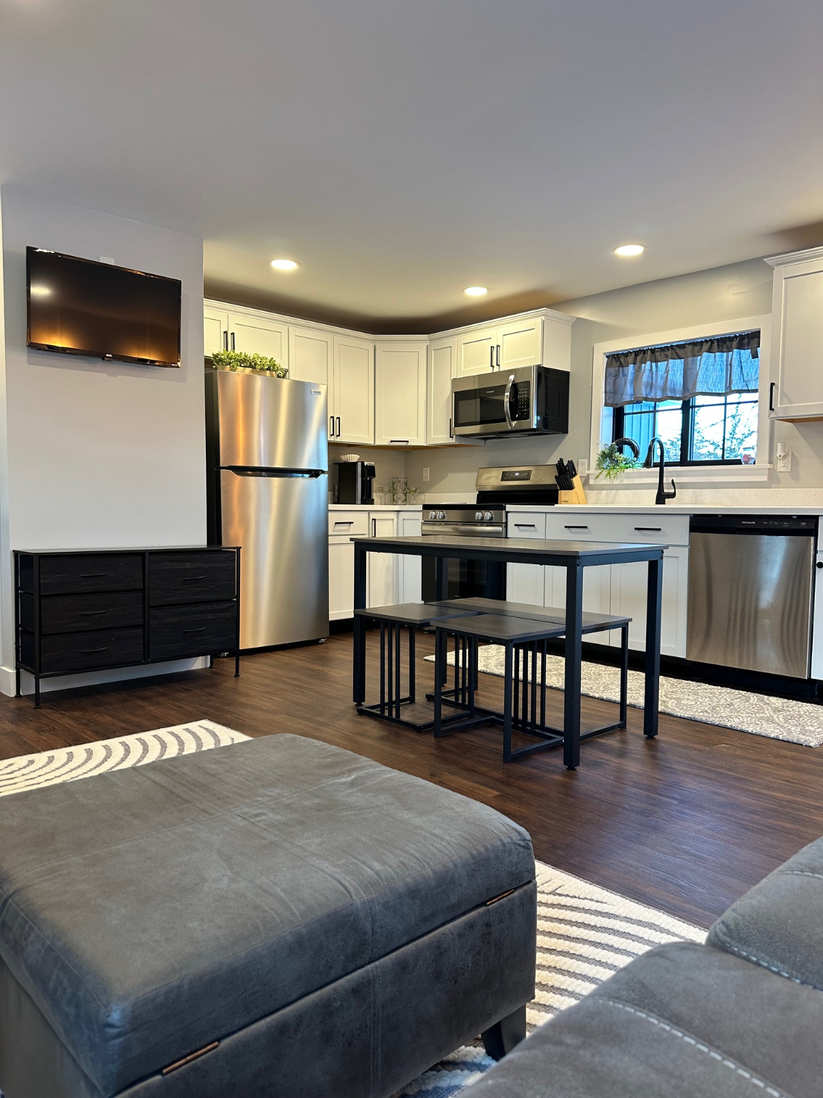 Beautiful New Renovation aka City of the Hills - Photo 5