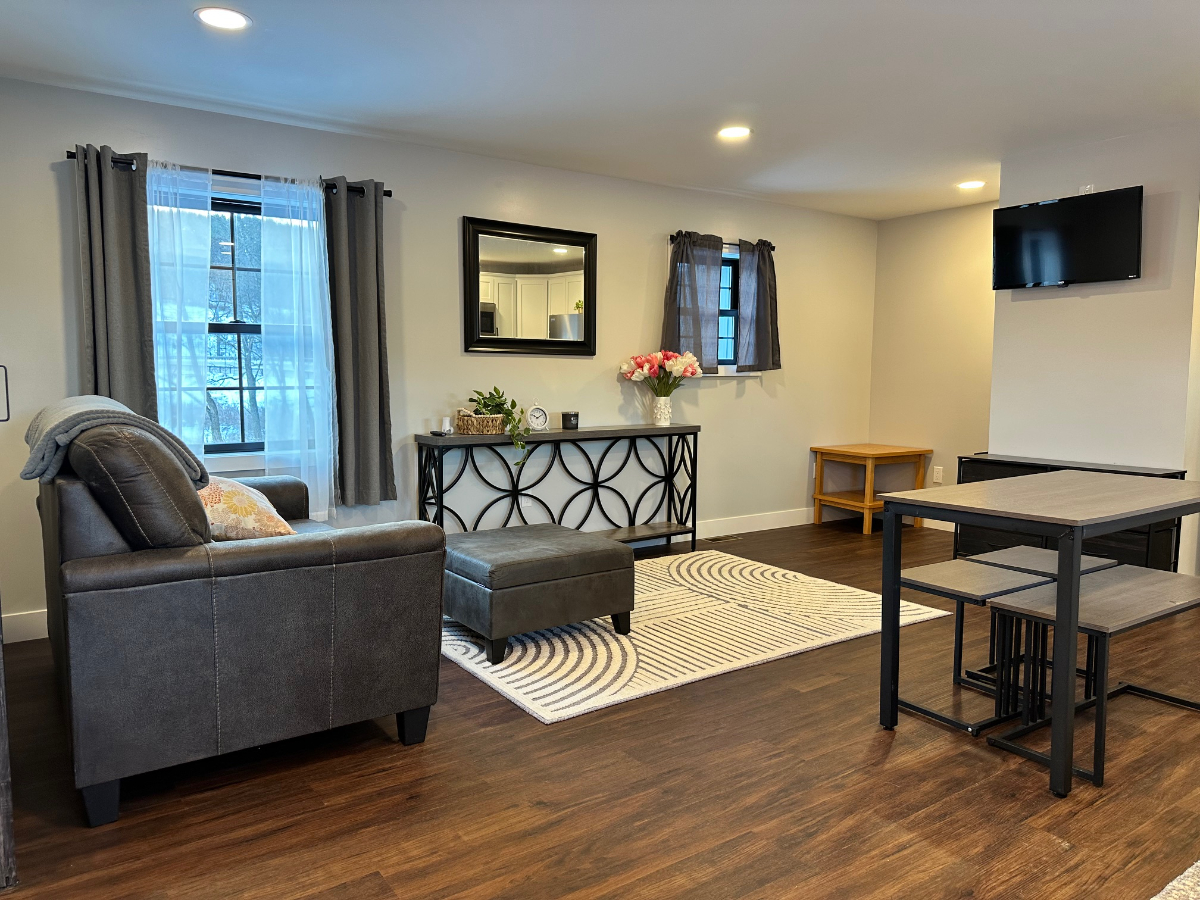 Beautiful New Renovation aka City of the Hills - Photo 6