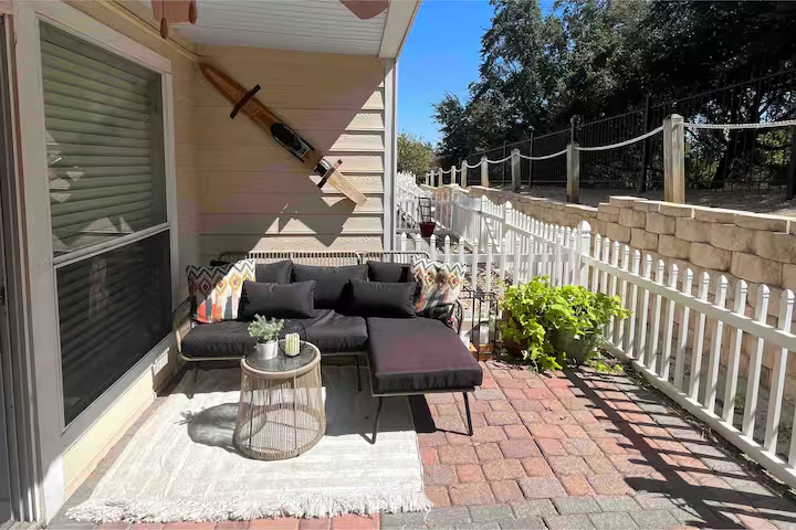 Large 1/1 - On Townlake Near Downtown, In Unit Laundry, King Bed, Dedicated Workspace - Photo 1