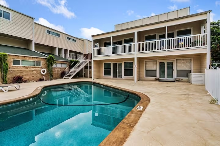 Large 1/1 - On Townlake Near Downtown, In Unit Laundry, King Bed, Dedicated Workspace - Photo 11