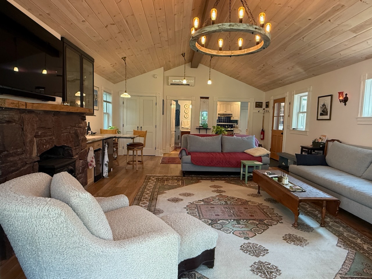 Burlington unique home - Photo 9