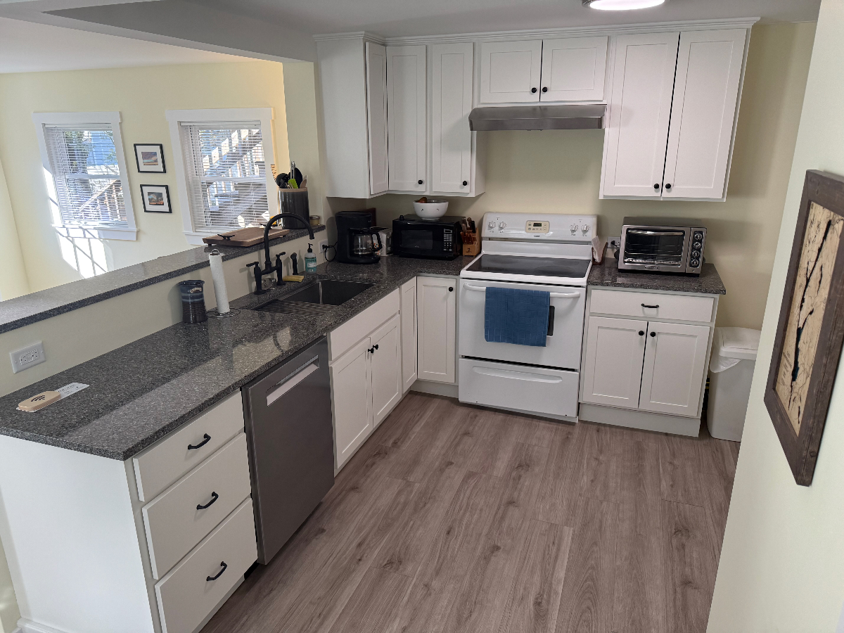 GREAT location, just renovated with brand-new kitchen - Photo 1